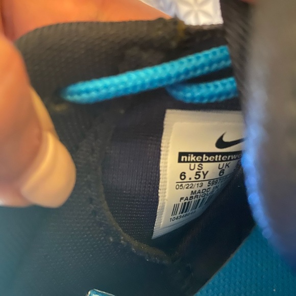 Sneakers - Picture 2 of 4